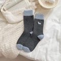 Calze grigio scuro con blocchi di colore azzurro e ricamo di un cucciolo - Taglia unica / grigio scuro