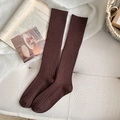 Calcetines altos marrón café oscuro con tejido de punto acanalado vertical tipo retro - café