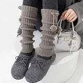 Calentadores de punto gris con pompones y zapatos de cinta para un estilo de invierno - Gris