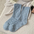 Hellblaue Socken mit weißen Punkten aus warmem Wollstrick für Damen im Winter - Einheitsgröße / Blau