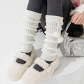 Detalle de calentadores de punto blanco con pompones y volantes para estilo Lolita - Blanco Crema