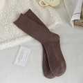 Calcetines de media pantorrilla acanalados marrón oscuro en una alfombra de felpa blanca - Talla única / café