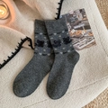 Dunkelgraue Strick-Crew-Socken mit süßer schwarzer Katze und blauem Rautenmuster - Einheitsgröße / Katzen-Jacquard / Dunkelgrau
