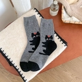 Calze di lana grigio scuro con grazioso motivo a gatto jacquard e dettagli rossi - Motivo Gatto Nero con Cappello Rosso / Grigio Medio