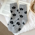 Hellgraue Wollsocken mit schwarzem Blumenmuster auf kuscheligem Plüschgrund - Hellgrau