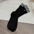 Calze dolci a scacchi neri con bordo a volant grigio e bottone floreale decorativo - Nero