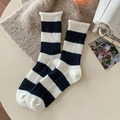 Gemütliche schwarz-weiß gestreifte Wollsocken mit Rollsaum im klassischen Vintage-Stil - Weißer Ausschnitt (Schwarz-Weiß gestreift)