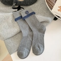 Calze grigie a costine con bordo in finta pelliccia blu e dettaglio bottone decorativo - Grigio