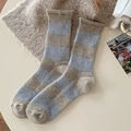 Gemütliche Wollsocken mit khaki und hellblauen Streifen in warmer Strickoptik - Grauer Ausschnitt (Khaki-Hellblau gestreift)