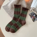 Chaussettes épaisses en laine rétro à rayures vert foncé et marron et texture côtelée - Taille unique / Bord Café