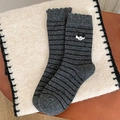 Chaussettes grises rayées pour femme avec broderie ours et bordure en dentelle - Taille unique / Gris clair