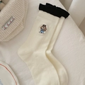 Cremefarbene Socken mit süßer Hunde-Stickerei und schwarzem gewelltem Saum-Design - Einheitsgröße / Weiß
