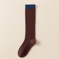 Calze lunghe vintage marrone scuro con bordi blu navy a contrasto e trama a coste fini - Caffè/Blu Scuro