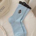 Hellblaue Socken mit grauem Rüschensaum und süßer Cartoon-Hundestickerei - Einheitsgröße / Blau