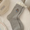 Graue Baumwollsocken mit weißen Rüschenrändern und süßer Welpen-Stickerei im Set - Einheitsgröße / Hellgrau