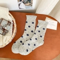 Hellgraue Wollsocken mit dunkelblauen Punkten in gemütlicher Vintage-Strickoptik - Einheitsgröße / Hellgrau