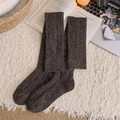 Chaussettes montantes épaisses en maille gris foncé avec rayures verticales d'hiver - café