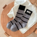 Calze a righe grigie con simpatica toppa con mela e cane su maglia di alta qualità - Taglia unica / Grigio