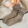 Havermoutkleurige wollen sokken met gebreide ruches en rode strikjes voor de winter - Lichtbruin