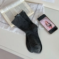 Chaussettes grises en maille mouchetée avec broderie May bleu clair en vue de dessus - Gris foncé