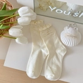 Elegante cremefarbene Socken für Damen mit Rüschenrand und dezenten Perlenverzierungen - Drei Perlen