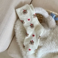 Plüschige Wintersocken in Creme mit Bär und Herzmuster für gemütliche Tage zu Hause - Einheitsgröße / Weiß mit Herz