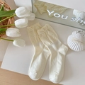 Elegante cremefarbene Socken mit Rüschen, Perlen und süßem Spitzenbesatz-Design - Mehrere Perlen