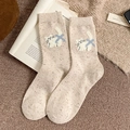Calze di lana lavorate a maglia beige con simpatico gatto bianco e trama accogliente - Gatto Bianco