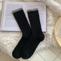 Klassische schwarze Zopfstrick-Socken mit grauen Kontrastbündchen für Herbst und Winter - Schwarz