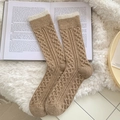 Grobstrick-Socken in Camelbraun mit cremefarbenem Rippbündchen und Zopfmuster-Detail - Kaffee Mit Weißem Bündchen