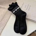 Schwarze Wollsocken mit weißen Schleifenmustern und warmem Strickgewebe im Fair-Isle-Stil - Einheitsgröße / Schwarz