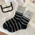 Calze calde in maglia da donna a righe nere e grigie con una piccola etichetta in tessuto - Taglia unica / Nero