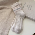 Wollsocken in Creme mit Fair-Isle-Muster, rosa Saum, grauer Schleife und Wellenrand - Einheitsgröße / Cremeweiß