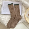 Braune Strick-Crew-Socken mit dunkelgrünem Plüschbündchen und edlem Zopfmusterdetail - Kaffee Mit Grünem Bündchen