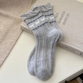 Graue Fair Isle Wollsocken mit blauem Wellenmuster und süßem Schleifendetail - Einheitsgröße / Hellgrau