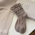 Vintage Wollsocken in Beige mit grünen Streifen und Schleifen-Jacquard im Fair-Isle-Stil - Einheitsgröße / Hellkaffee