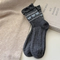 Dunkelgraue Wollstricksocken mit hellblauen Schleifenmustern und gewellten Rändern - Einheitsgröße / Dunkelgrau