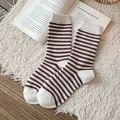 Gestreifte Wollsocken in Braun und Weiß mit Rippbündchen im Retro-Stil - Weiß mit roten Streifen