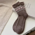 Braune Fair Isle Wollsocken mit rosa Schleifenmuster und dickem Thermo-Strickgewebe - Einheitsgröße / Dunkelkaffee