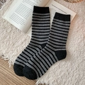 Gestreifte Wollsocken in Schwarz und Grau auf weichem weißem Plüsch für einen Retro-Look - Schwarz mit grauen Streifen