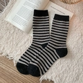 Dicke Wollsocken für Damen mit Streifen in Schwarz und Grau im Retro-Stil - Schwarz mit kaffeebraunen Streifen