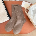 Chaussettes en laine marron à pois blancs dans un décor chaleureux et douillet - Taille unique / café
