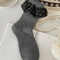 Dunkelgraue Socken aus Wollmischung mit schwarzen Blumen-Spitzenkanten für Winter - Einheitsgröße / Dunkelgrau