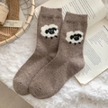 Kaffeebraune Wollstricksocke mit süßem Schaf-Patch auf einem weichen Plüschteppich - Einheitsgröße / Braun