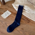 Calcetines altos azul oscuro de lana con borde gris en fondo madera rústica - Azul marino