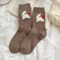 Calzini in maglia marrone con coniglio bianco e pompon rosso, in stile giapponese - Marrone