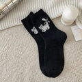 Calze nere in lana con gatto e fiocco a scacchi su sfondo in maglia color beige - Nero