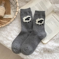 Dunkelgraue Stricksocken mit weißem Lamm-Muster aus gemütlicher Wollmischung - Einheitsgröße / Mittelgrau