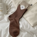 Calze marroni con risvolto beige, ricamo di cane bianco e fiocco viola - Caffè (Ricamo Cucciolo)