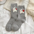 Calze grigie a maglia con motivo a coniglio e pompon rosso, stile accogliente - Grigio chiaro